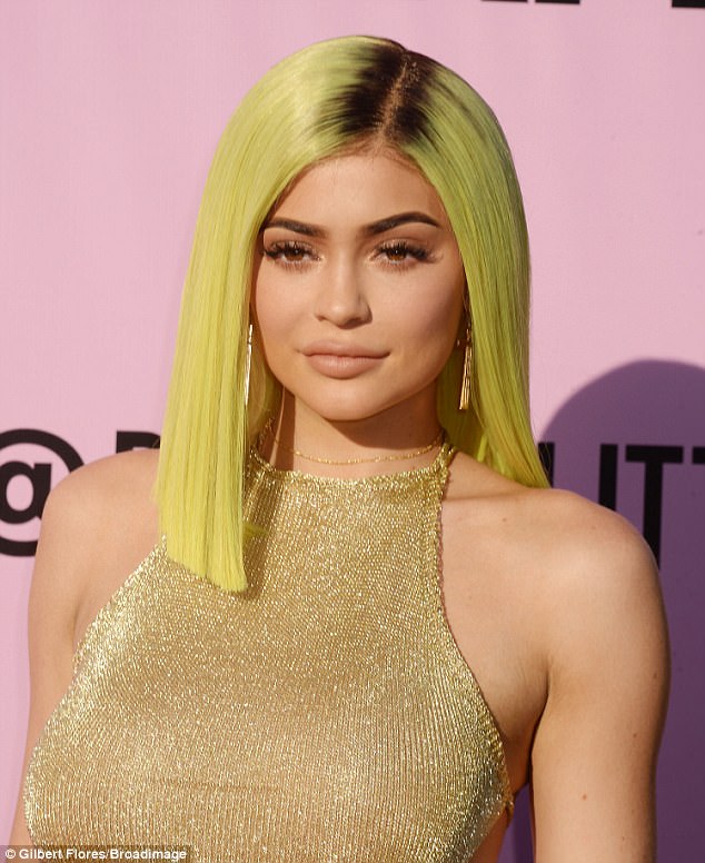 Coachella 2017: Kylie Jenner khoe t&oacute;c xanh như... b&oacute;ng tennis, Kendall hở trọn cả v&ograve;ng 3 - Ảnh 5.