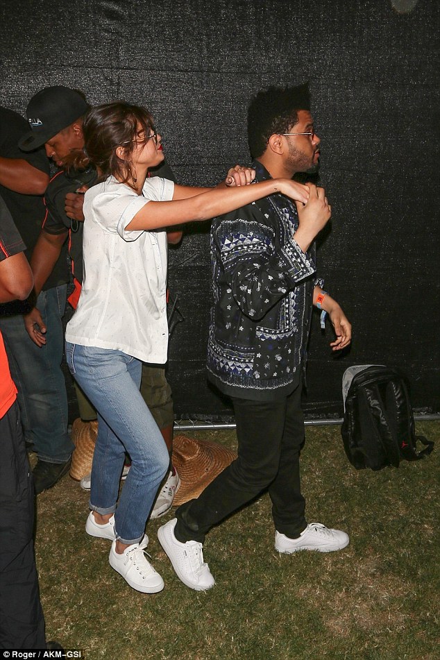 Selena Gomez được The Weeknd ôm chặt, che chở giữa vòng vây của fan tại Coachella - Ảnh 1.