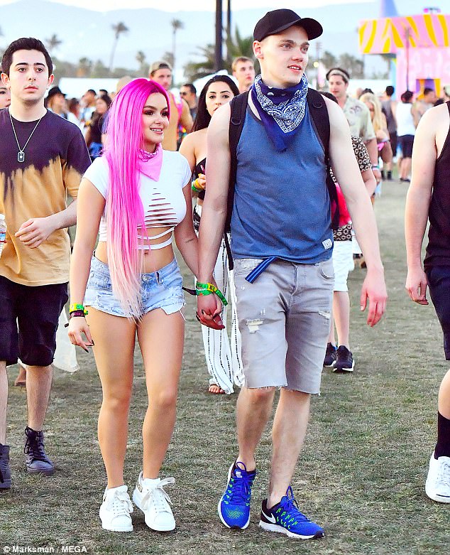 Coachella ngày 2: Hết tóc xanh, Kylie Jenner lại nhuộm cả quả đầu tím rịm mà vẫn sexy như thường - Ảnh 16.