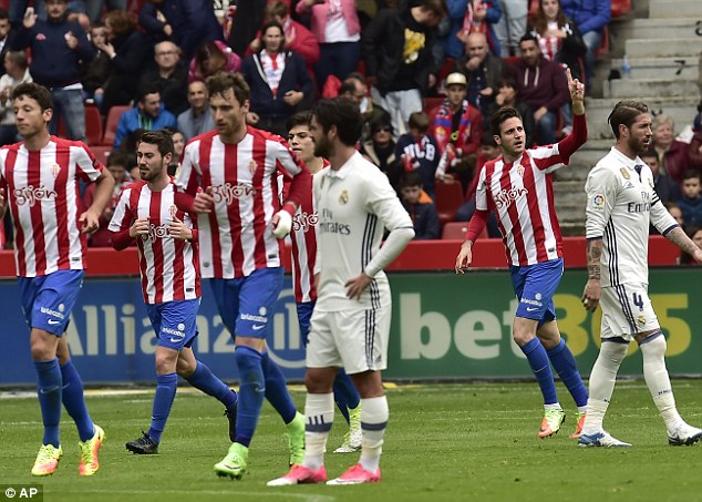 Chơi với đội hình hai, Real Madrid vất vả ngược dòng giành 3 điểm - Ảnh 3.