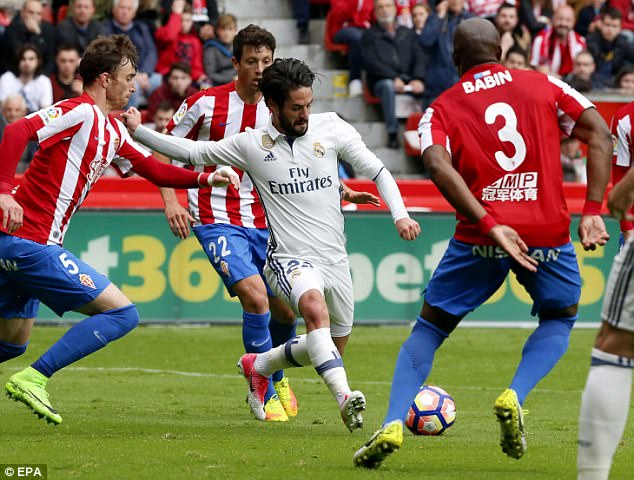 Chơi với đội hình hai, Real Madrid vất vả ngược dòng giành 3 điểm - Ảnh 9.