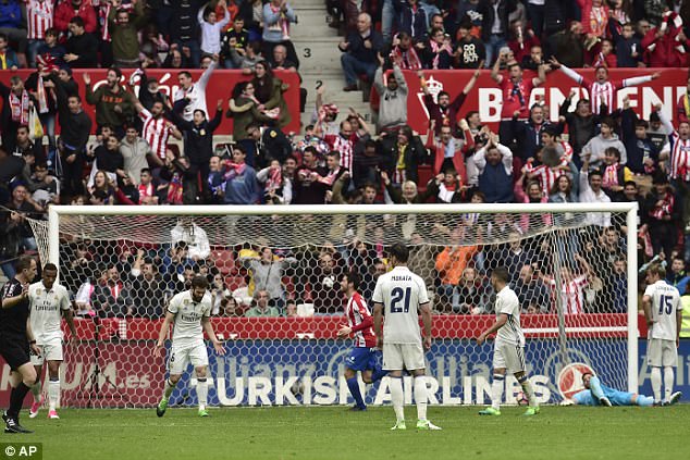 Chơi với đội hình hai, Real Madrid vất vả ngược dòng giành 3 điểm - Ảnh 7.