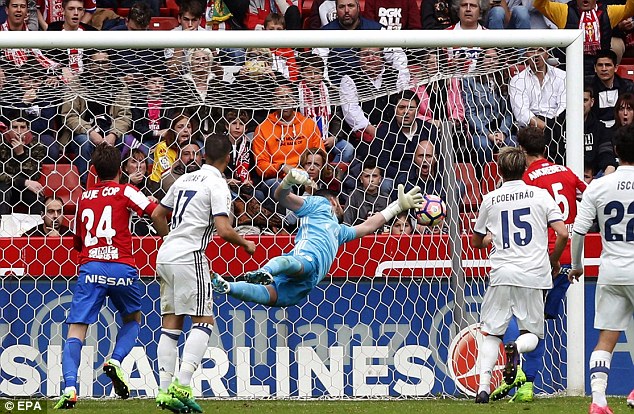 Chơi với đội hình hai, Real Madrid vất vả ngược dòng giành 3 điểm - Ảnh 4.
