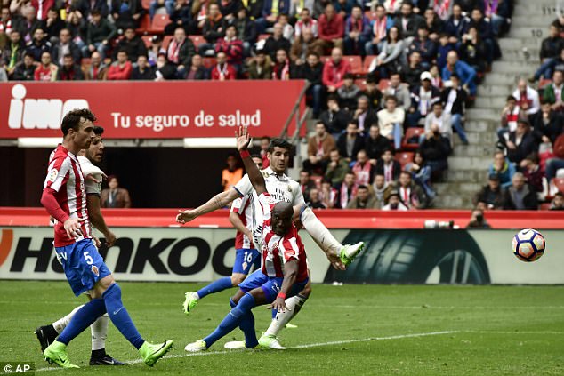 Chơi với đội hình hai, Real Madrid vất vả ngược dòng giành 3 điểm - Ảnh 8.