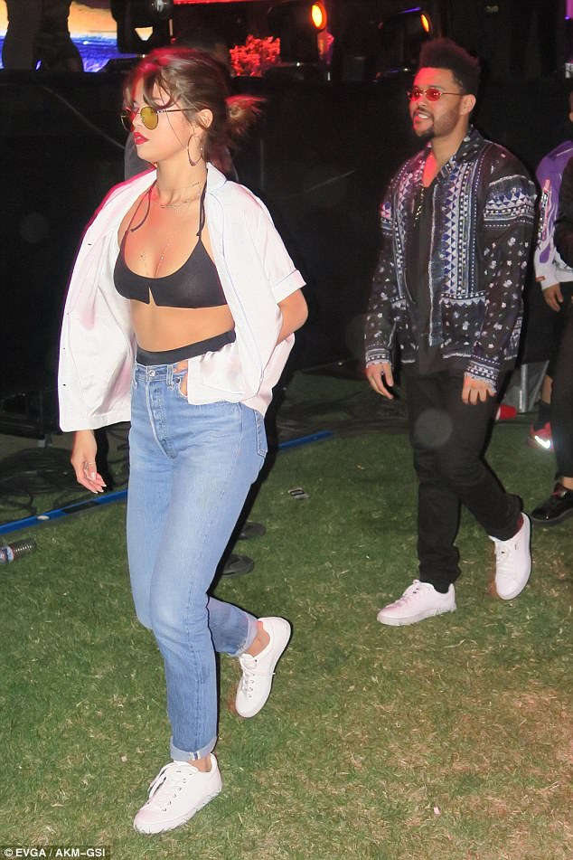Selena Gomez được The Weeknd ôm chặt, che chở giữa vòng vây của fan tại Coachella - Ảnh 4.