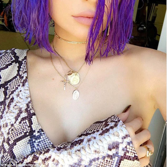 Coachella ngày 2: Hết tóc xanh, Kylie Jenner lại nhuộm cả quả đầu tím rịm mà vẫn sexy như thường - Ảnh 7.