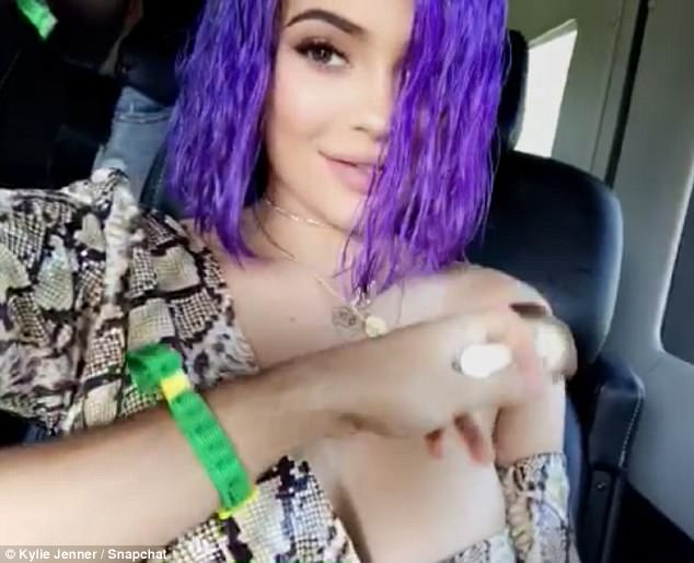 Coachella ngày 2: Hết tóc xanh, Kylie Jenner lại nhuộm cả quả đầu tím rịm mà vẫn sexy như thường - Ảnh 1.