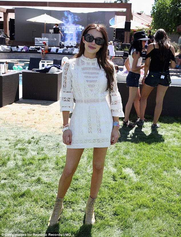 Coachella ngày 2: Hết tóc xanh, Kylie Jenner lại nhuộm cả quả đầu tím rịm mà vẫn sexy như thường - Ảnh 21.