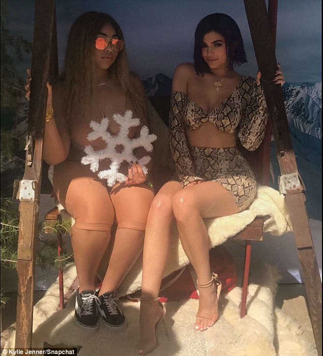 Coachella ngày 2: Hết tóc xanh, Kylie Jenner lại nhuộm cả quả đầu tím rịm mà vẫn sexy như thường - Ảnh 5.