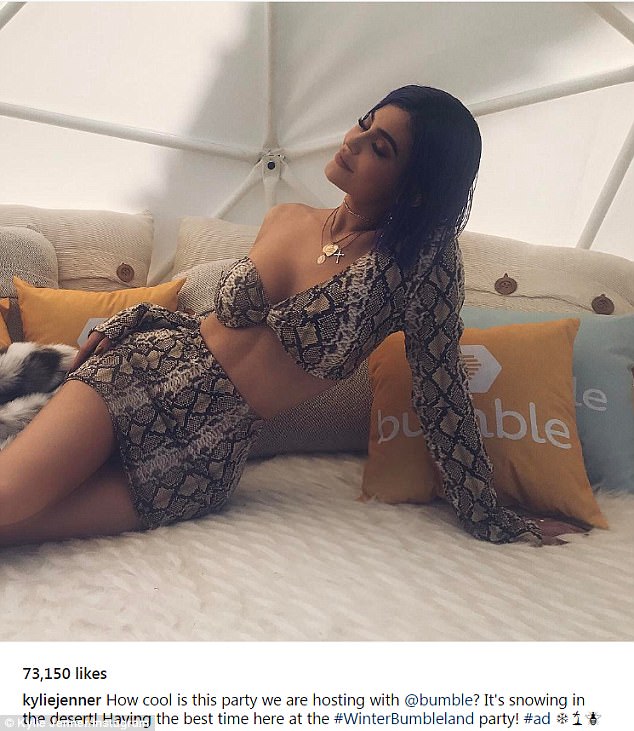 Coachella ngày 2: Hết tóc xanh, Kylie Jenner lại nhuộm cả quả đầu tím rịm mà vẫn sexy như thường - Ảnh 3.