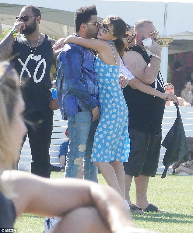 The Weeknd ôm hôn Selena không ngừng ở Coachella, Justin chắc sẽ không thích điều này! - Ảnh 1.