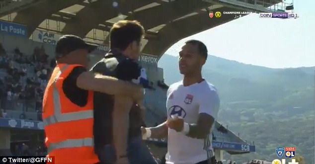 Trêu tức cổ động viên, Depay và đồng đội bị hành hung - Ảnh 2.