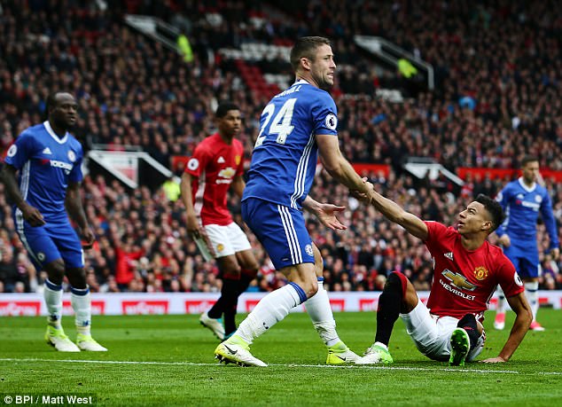 Sao Chelsea gi&aacute;n tiếp gi&uacute;p Man Utd c&oacute; b&agrave;n thắng - Ảnh 1.