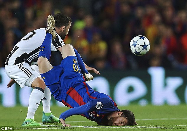 Bức ảnh Messi ngã sấp mặt gây bão - Ảnh 4.
