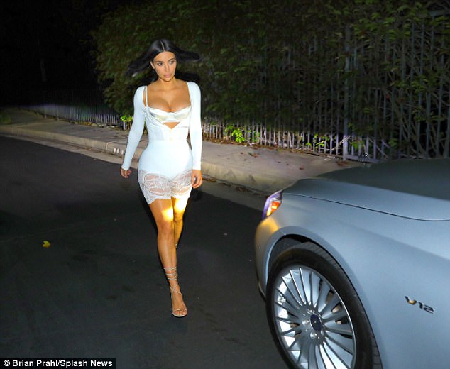 Gái 2 con Kim Kardashian siêu nóng bỏng trên phố với eo thon, vòng 1 căng đầy - Ảnh 5.