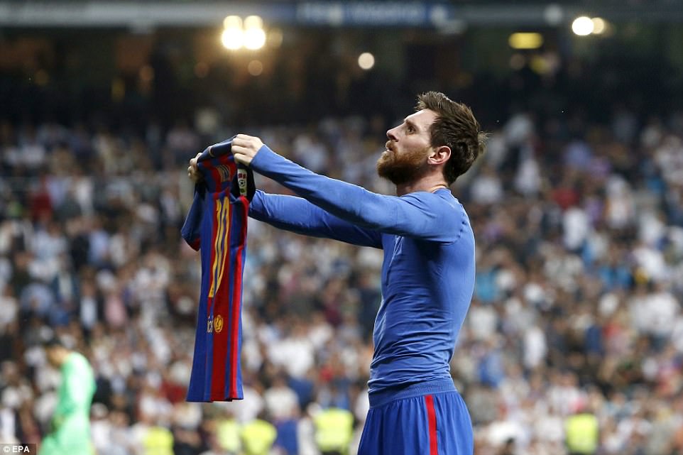 Messi cởi áo ăn mừng như vua trước hàng chục ngàn fan Real