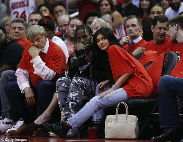Tưởng th&acirc;n h&igrave;nh sexy thế n&agrave;o, h&oacute;a ra Kylie Jenner c&ograve;n b&oacute;p eo đến m&eacute;o cả cửa! - Ảnh 4.