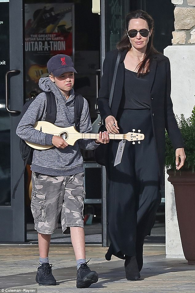 Con gái ruột của Angelina Jolie và Brad Pitt càng lớn càng nam tính - Ảnh 1.