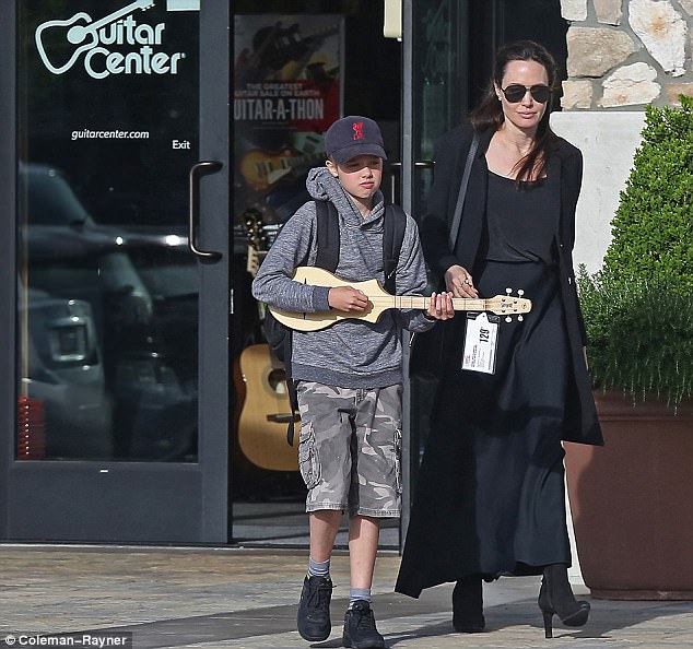 Con gái ruột của Angelina Jolie và Brad Pitt càng lớn càng nam tính - Ảnh 4.