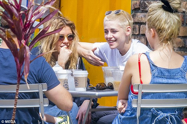 Hậu chia tay Robert, Kristen Stewart cuối cùng đã tìm lại được nụ cười hạnh phúc - Ảnh 1.