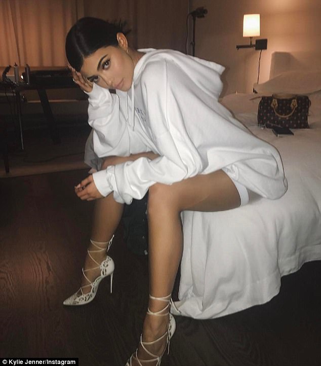 Chị em Kendall - Kylie đọ vẻ gợi cảm: Người lộ chân ngực, kẻ bán nude khoe boot trăm triệu đồng - Ảnh 5.