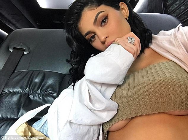 Chị em Kendall - Kylie đọ vẻ gợi cảm: Người lộ chân ngực, kẻ bán nude khoe boot trăm triệu đồng - Ảnh 1.