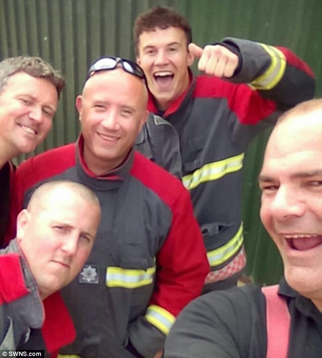 Bé trai 14 tháng tuổi cười nắc nẻ khi 5 nhân viên cứu hỏa ra sức tìm cách cứu cậu bé ra khỏi ô tô - Ảnh 3.