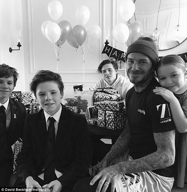 Sinh nhật tuổi 42, món quà tuyệt nhất đối với Beckham là được ở bên gia đình đầm ấm - Ảnh 1.
