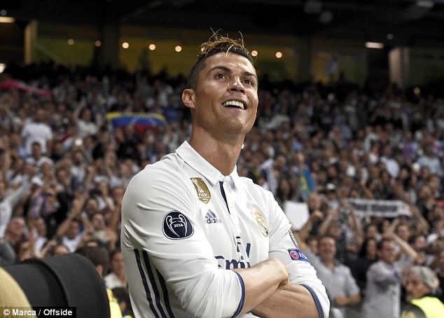 Ronaldo khoái chí khi con trai lập hat-trick - Ảnh 3.