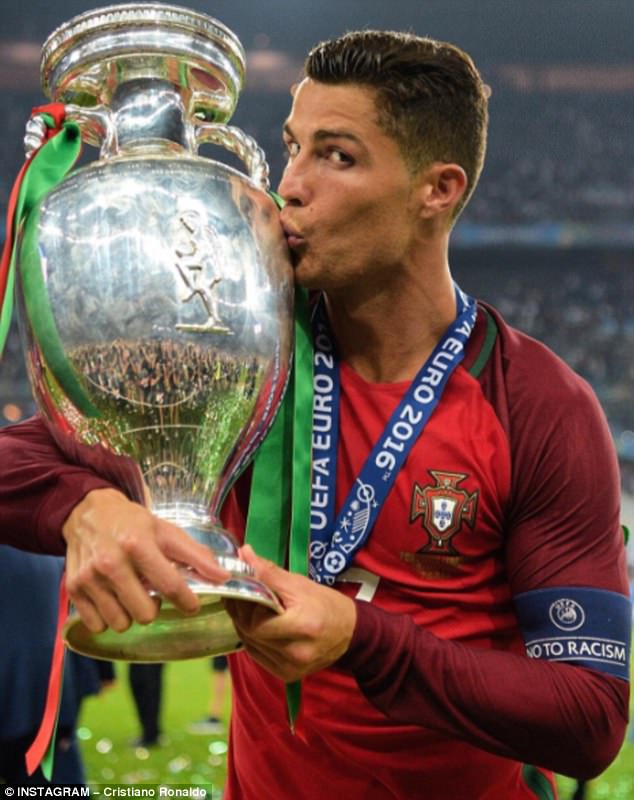 7 bức ảnh nhiều like nhất trên Instagram 100 triệu người theo dõi của Ronaldo - Ảnh 6.