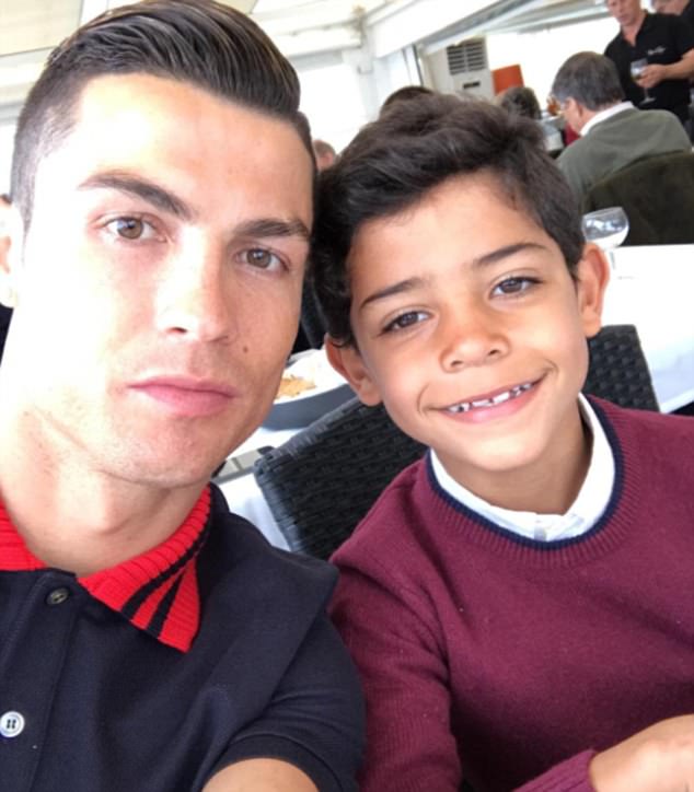 7 bức ảnh nhiều like nhất trên Instagram 100 triệu người theo dõi của Ronaldo - Ảnh 5.