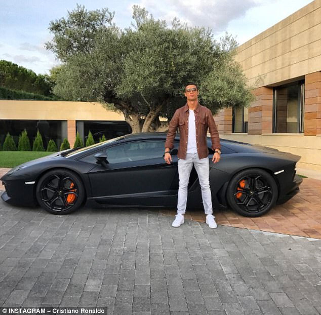 Ronaldo tình cảm ôm eo Georgina trong lần đầu khoe bạn gái trên Instagram - Ảnh 1.