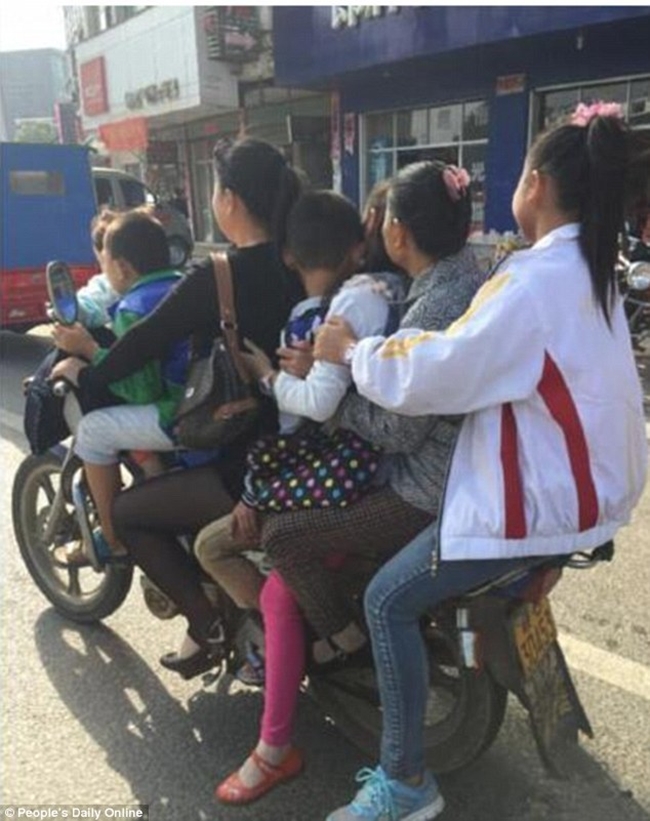 Tr&ecirc;n đường phố Trung Quốc, chuyện qu&aacute;i g&igrave; cũng c&oacute; thể xảy ra - Ảnh 7.