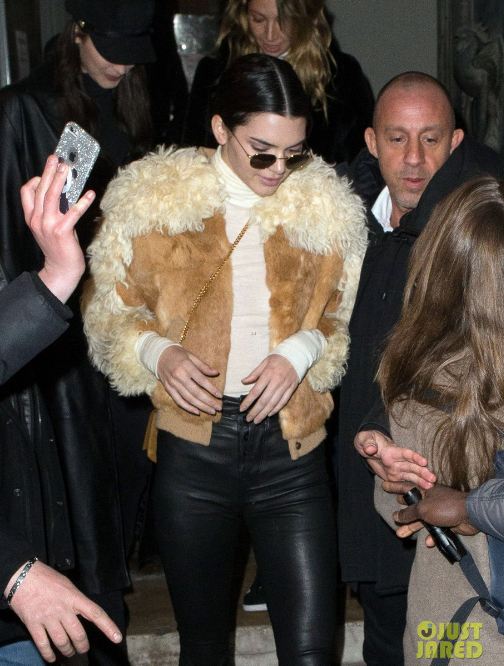 Kendall Jenner v&agrave; Bella Hadid thả r&ocirc;ng t&aacute;o bạo đến nhức mắt giữa trời lạnh 6 độ C - Ảnh 9.