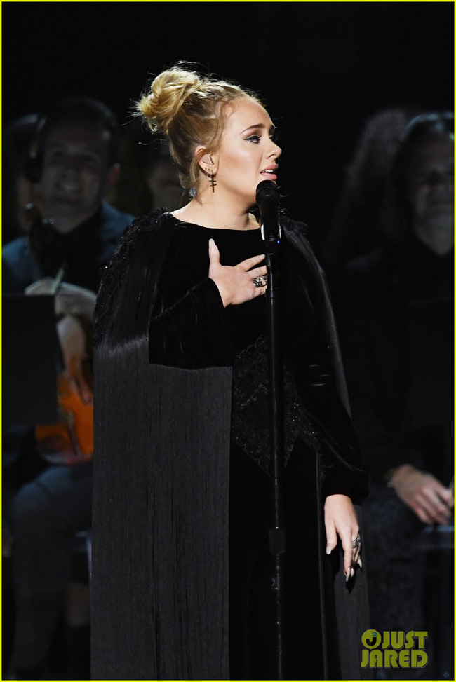Adele biểu diễn Fast Love tưởng nhớ thần tượng quá cố George Michael tại Grammy 2017 - Ảnh 1.