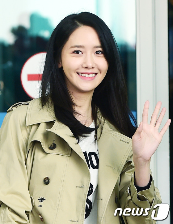 Yoona v&agrave; Lee Sung Kyung đọ sắc: Mỗi người một vẻ g&acirc;y n&aacute;o loạn s&acirc;n bay - Ảnh 6.