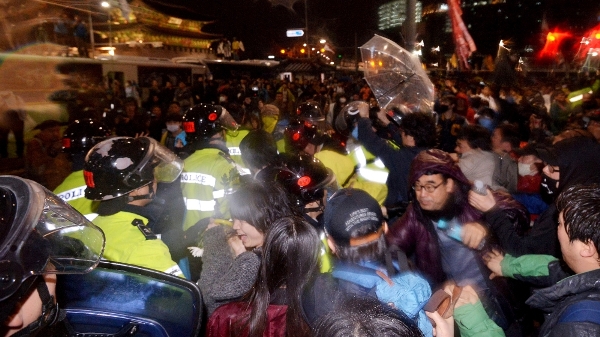 Nỗi ám ảnh của những người thợ lặn tìm kiếm nạn nhân trong vụ lật phà Sewol - Ảnh 4.