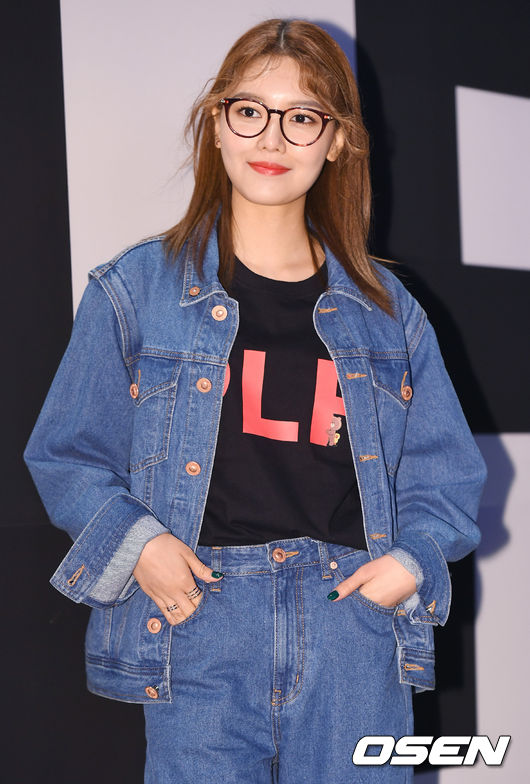 Ăn vận trẻ trung dự Seoul Fashion Week, Sooyoung được ví dễ thương như nhân vật truyện tranh Arale - Ảnh 4.