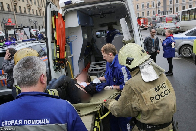 Người dân St Petersburg hỗn loạn sau vụ nổ tại ga tàu điện ngầm - Ảnh 7.