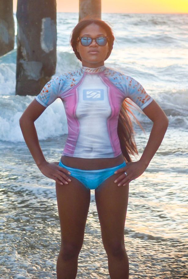 Dàn gái xinh không mặc gì lướt sóng trên biển nhưng ai cũng tưởng đang mặc áo bơi - Ảnh 5.