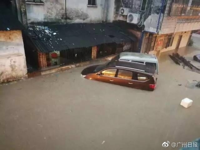 Trung Quốc: Người dân Quảng Châu khốn đốn vì trận mưa lụt đầu hè - Ảnh 5.