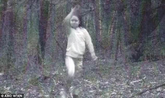 Giải mã bí ẩn bóng ma mờ ảo của bé gái vui chơi trong khu rừng - Ảnh 1.