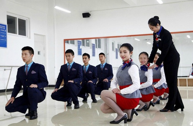 Những bài tập khó nhằn dành cho các cô gái xinh đẹp nuôi mộng làm tiếp viên hàng không ở Trung Quốc - Ảnh 7.