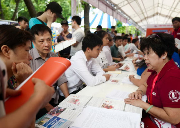 Vừa có kết quả thi THPT Quốc gia, thí sinh nô nức tham dự ngày hội Tư vấn tuyển sinh - hướng nghiệp - Ảnh 3.