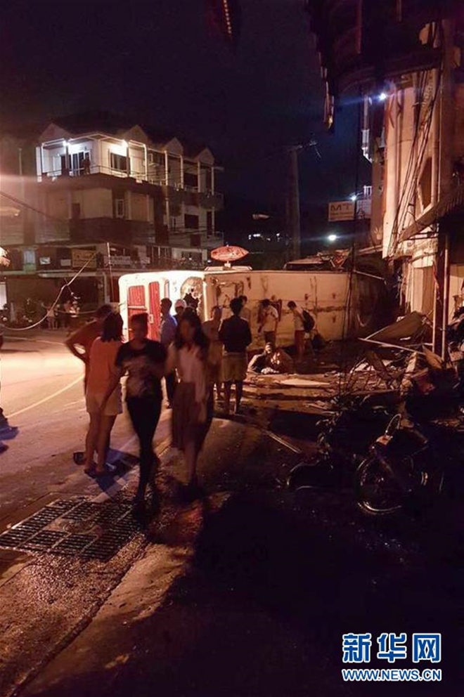 Phanh gấp, xe chở đoàn du khách Trung Quốc tại Thái Lan lật nhào trên đường khiến 2 người chết thảm - Ảnh 5.