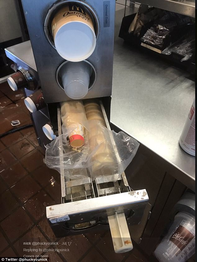 Tháo khay đựng từ máy làm kem McFlurry của McDonalds, không ai tin vào mắt mình khi thấy thứ này - Ảnh 2.