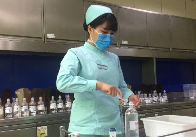 Trung Quốc: Cứu sống thai phụ gặp nạn trên đường, cô y tá 9x xinh đẹp được thưởng 33 triệu đồng - Ảnh 3.