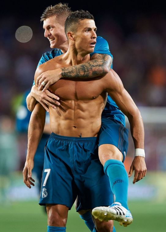 Fan lại gục đổ trước màn khoe body của Ronaldo - Ảnh 1.
