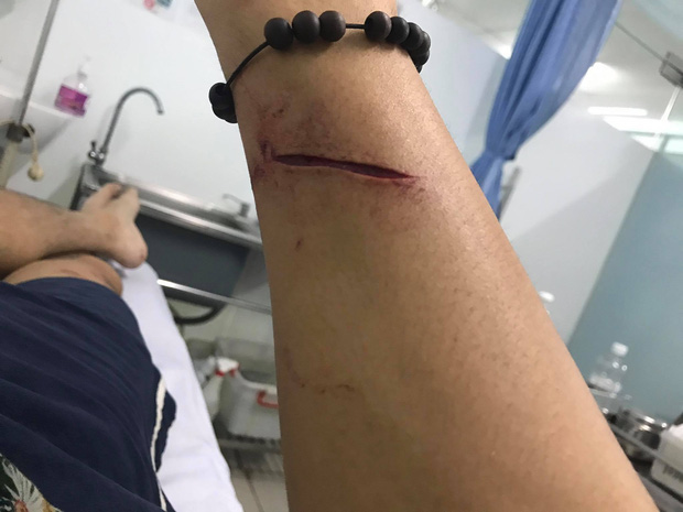 Sau ánh đèn sân khấu, vẫn đó những sao Việt đang “nai lưng” từng ngày trả nợ cho gia đình! - Ảnh 2.