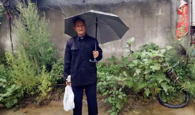 Người đ&agrave;n &ocirc;ng b&aacute;n rau nu&ocirc;i ch&aacute;u nội mồ c&ocirc;i suốt 14 năm bỗng ph&aacute;t hiện sự thật c&ograve;n đau đớn hơn cả mất con - Ảnh 3.